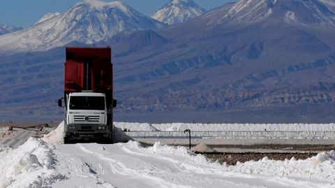 Ein LKW fährt durch den Salar de Atacama in Chile