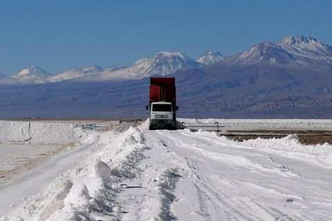 Ein LKW fährt durch den Salar de Atacama in Chile