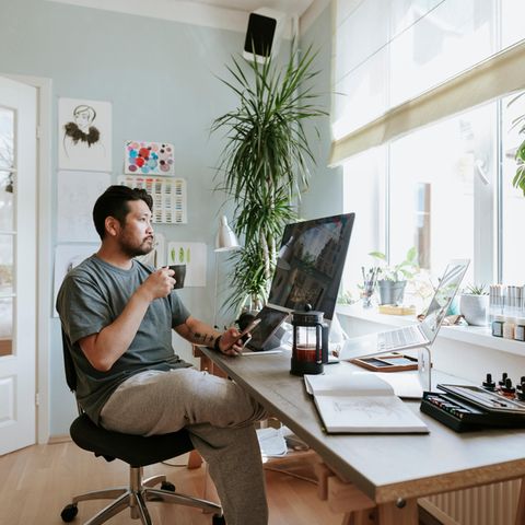Mann am Schreibtisch im Homeoffice