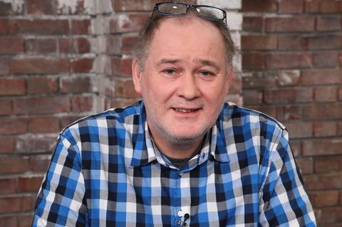 Walter "Waldi" Lehnertz sitzt im Studio von Bares für Rares in Pulheim