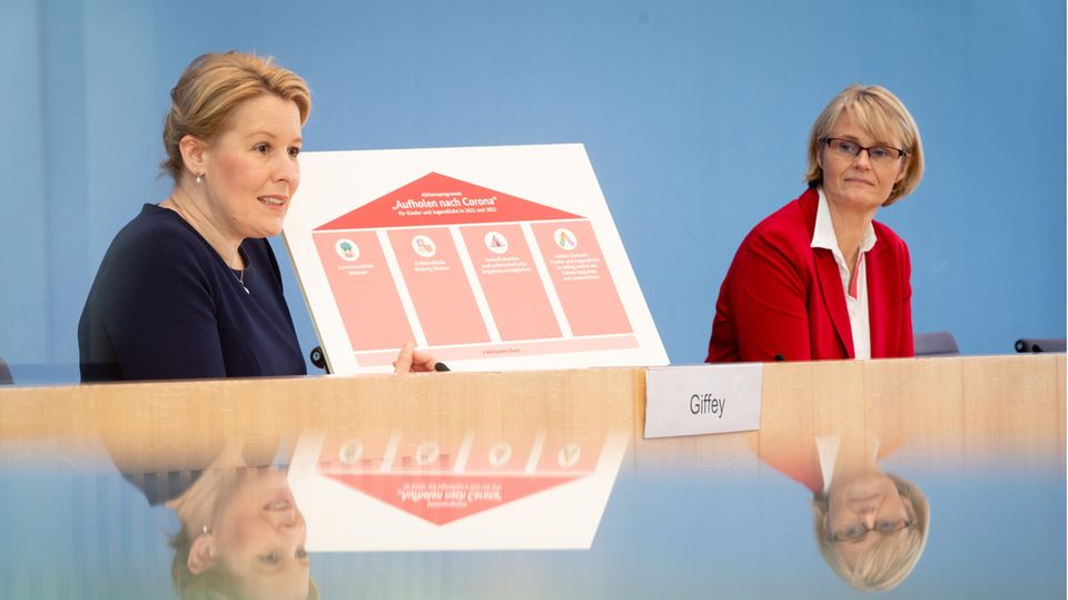 Franziska Giffey (l., SPD), Bundesfamilienministerin, und Anja Karliczek (CDU), Bundesbildungsministerin