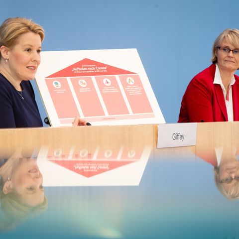 Franziska Giffey (l., SPD), Bundesfamilienministerin, und Anja Karliczek (CDU), Bundesbildungsministerin