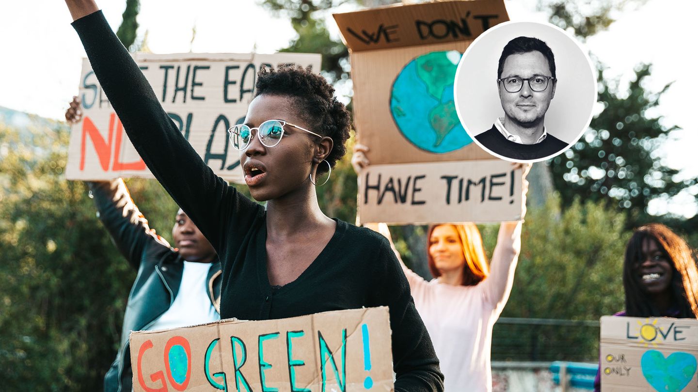 Junge Menschen mit Plakaten zum Klimaschutz Junge Menschen mit Plakaten zum Klimaschutz