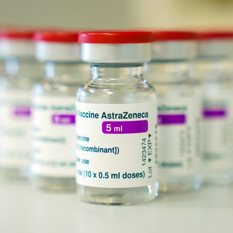 Ampullen mit dem Covid-19 Impfstoff des schwedisch-britischen Pharmakonzerns AstraZeneca