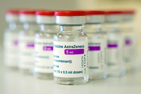 Ampullen mit dem Covid-19 Impfstoff des schwedisch-britischen Pharmakonzerns AstraZeneca