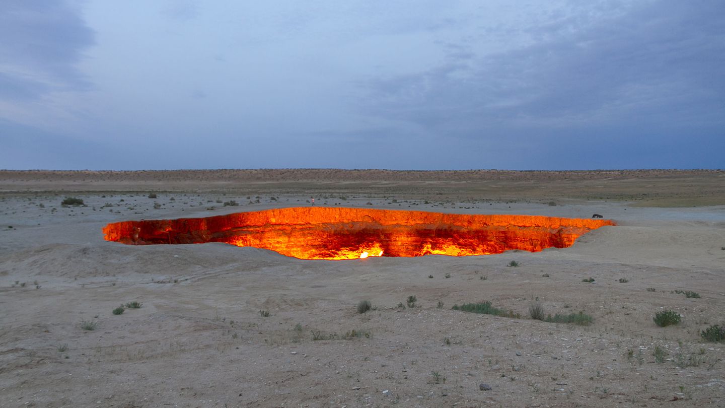 Der Krater von Derweze in Turkmenistan  Bei einer Bohrung nach Erdgas in der Wüste Karakum stießen die Sowjets 1971 auf Methan, als der Boden bei den Arbeiten plötzlich einbrach und der Krater entstand. Sie entschieden sich für ein Abfackeln des giftigen Gases. Doch bis heute ist die Quelle nicht versiegt. Einheimische sprechen von dem künstlichen Loch als das "Tor zur Hölle".