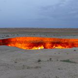 Der Krater von Derweze in Turkmenistan  Bei einer Bohrung nach Erdgas in der Wüste Karakum stießen die Sowjets 1971 auf Methan, als der Boden bei den Arbeiten plötzlich einbrach und der Krater entstand. Sie entschieden sich für ein Abfackeln des giftigen Gases. Doch bis heute ist die Quelle nicht versiegt. Einheimische sprechen von dem künstlichen Loch als das "Tor zur Hölle".