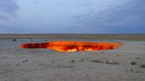 Der Krater von Derweze in Turkmenistan  Bei einer Bohrung nach Erdgas in der Wüste Karakum stießen die Sowjets 1971 auf Methan, als der Boden bei den Arbeiten plötzlich einbrach und der Krater entstand. Sie entschieden sich für ein Abfackeln des giftigen Gases. Doch bis heute ist die Quelle nicht versiegt. Einheimische sprechen von dem künstlichen Loch als das "Tor zur Hölle".