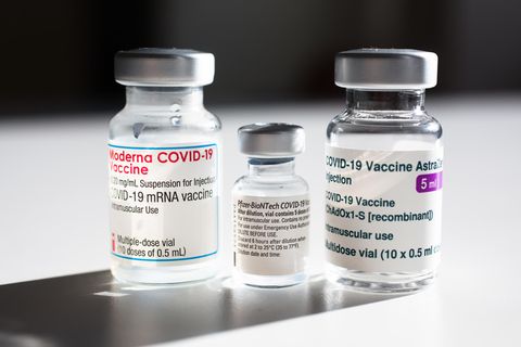 Ampullen der Corona-Impfstoffe von Biontech/Pfizer, Moderna und Astrazeneca