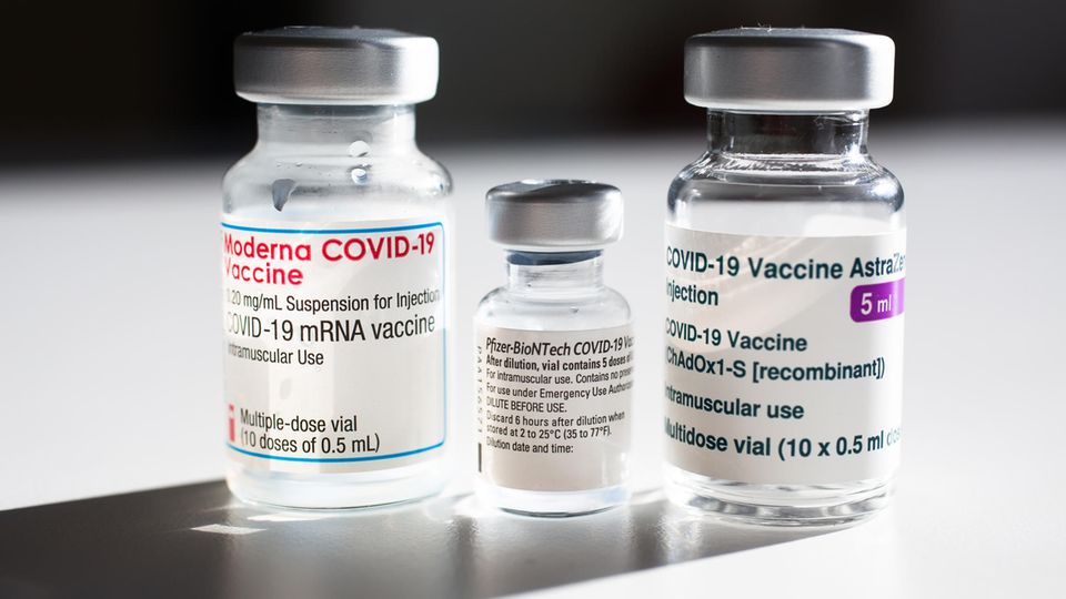 Ampullen der Corona-Impfstoffe von Biontech/Pfizer, Moderna und Astrazeneca