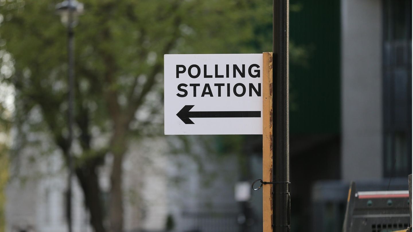 Ein Schild mit der Aufschrift "Polling Station" ("Wahllokal")