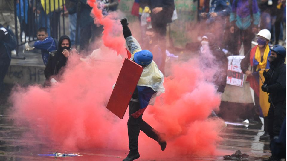 Schon Dutzende Tote: Wasserwerfer, Steinwürfe, Tränengas – Gewaltspirale in Kolumbien dreht sich weiter Gewaltsame Proteste in Kolumbien