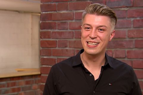 Daniel Wruß steht im Studio von Bares für Rares in Pulheim