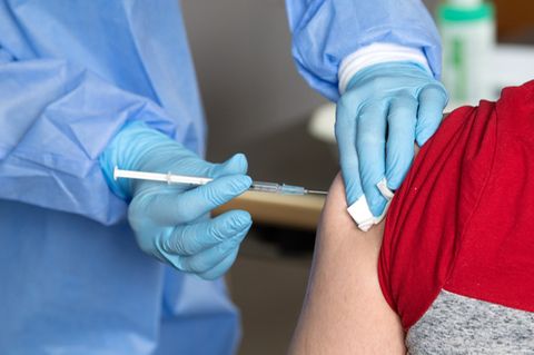 Ärztin impft Patienten.