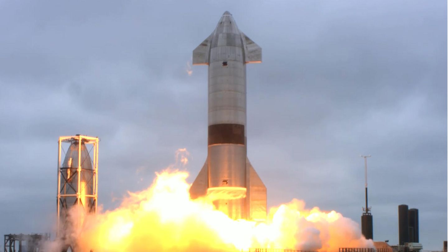 Elon Musk und Jeff Bezos streiten um den Auftrag der neuen Nasa-Mondfähre.