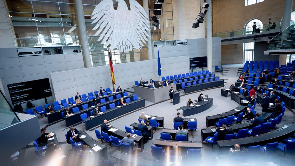 Coronavirus-News: Bundestag stimmt Lockerungen für Geimpfte und Genesene zu Plenarsaal des Deutschen Bundestags