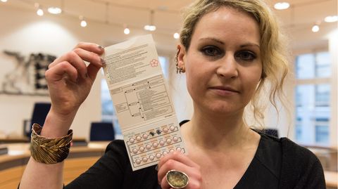 Die 31-jährige Felicitas Rohrer hält eine Packung der Yasminelle-Pille in die Kamera
