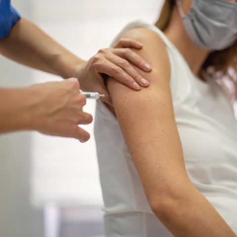 Impfung gegen das Coronavirus Schwangerschaft: Eine Frau lässt sich impfen