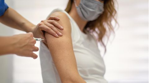 Impfung gegen das Coronavirus Schwangerschaft: Eine Frau lässt sich impfen