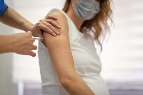 Impfung gegen das Coronavirus Schwangerschaft: Eine Frau lässt sich impfen