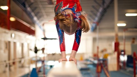 Ein Mädchen auf einem Schwebebalken: Aktive fordern eine nationale Strategie gegen Gewalt und Missbrauch im Sport