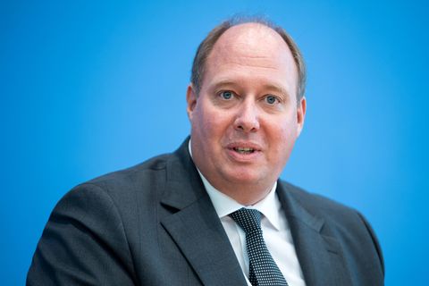 Helge Braun blickt in die Kamera