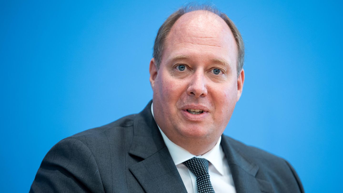 Helge Braun blickt in die Kamera