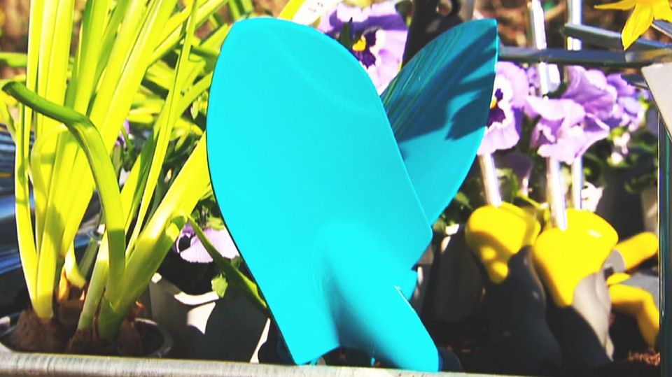 Blaue Schaufeln liegen in einer Schubkarre