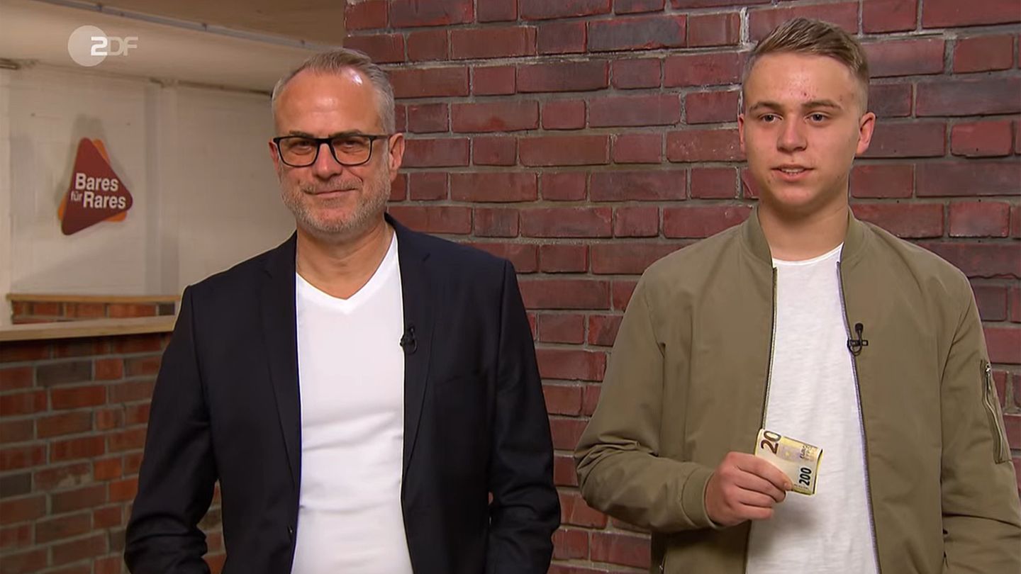 Vater und Sohn Volprecht stehen im Studio von Bares für Rares in Pulheim