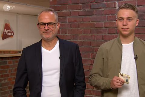 Vater und Sohn Volprecht stehen im Studio von Bares für Rares in Pulheim