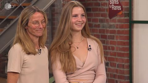 Mutter und Tochter stehen im Studio von Bares für Rares in Pulheim