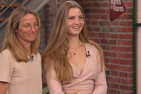Mutter und Tochter stehen im Studio von Bares für Rares in Pulheim