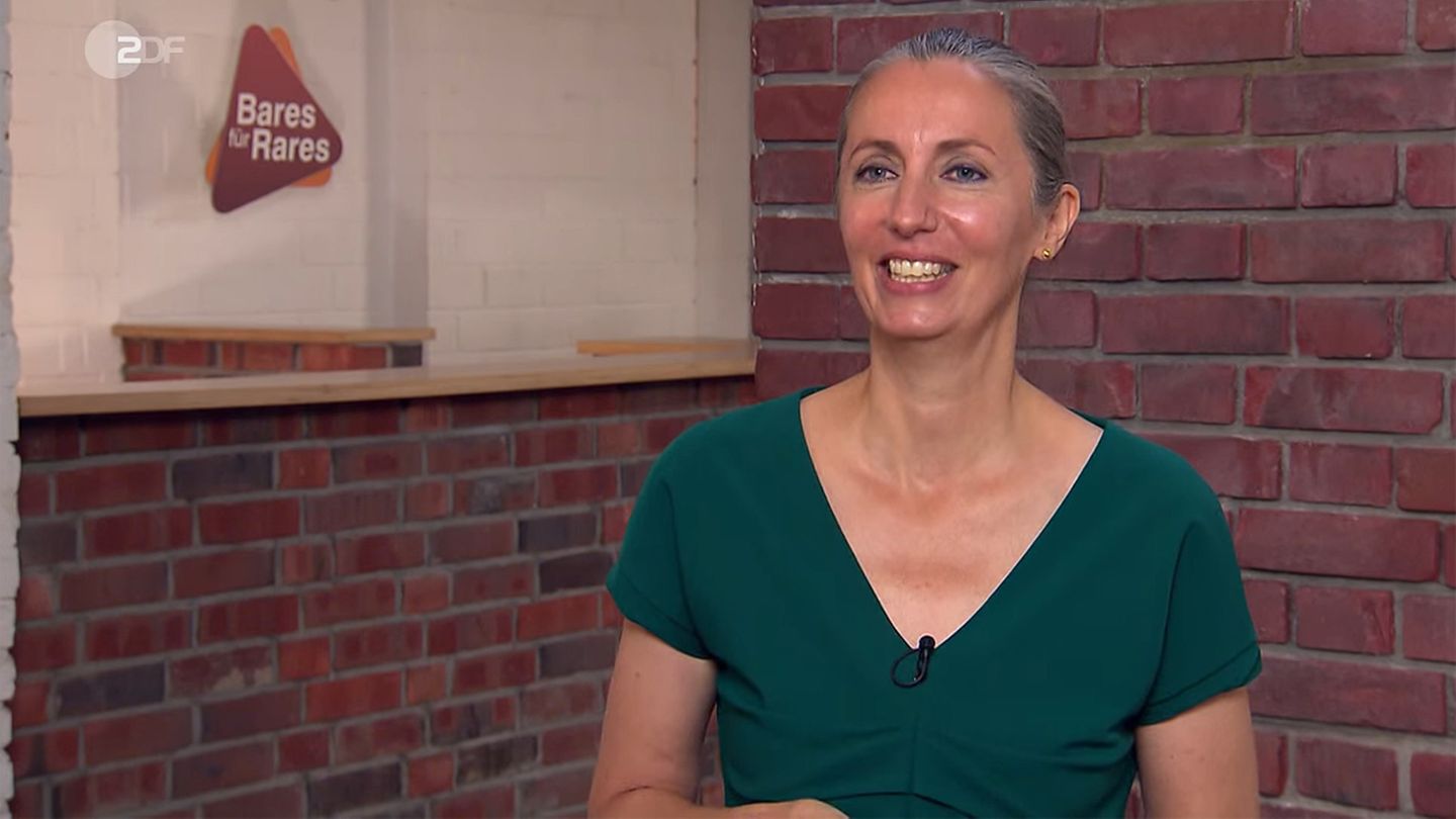 Eine glückliche Verkäuferin steht im Studio von Bares für Rares in Pulheim