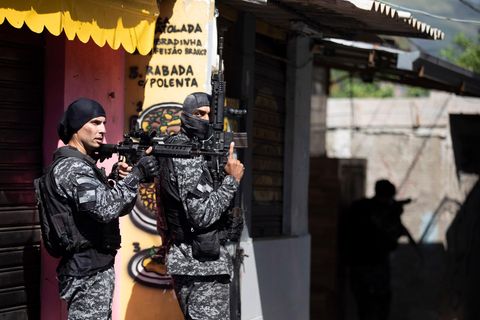 Die Polizei führt einen Einsatz gegen mutmaßliche Drogenhändler in der Favela Jacarezinho durch