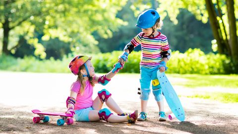 Skateboards für Kinder: Zwei kleine Mädchen sind mit ihren Skateboards in einem Park