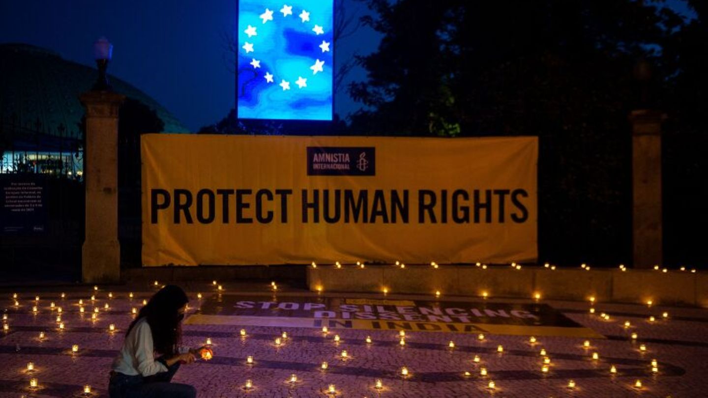 Vor dem EU-Gipfel in Porto hält Amnesty International eine Mahnwache für die Menschenrechte in Indien