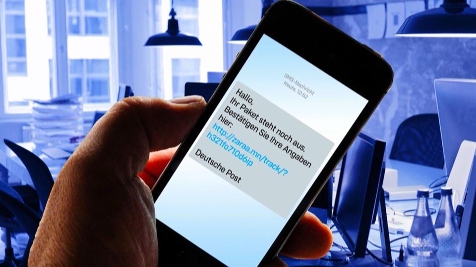 FakeSMS Per SMS: Hinter angeblichen Paket-Sendungsverfolgungen verbergen sich jedoch Gefahren.