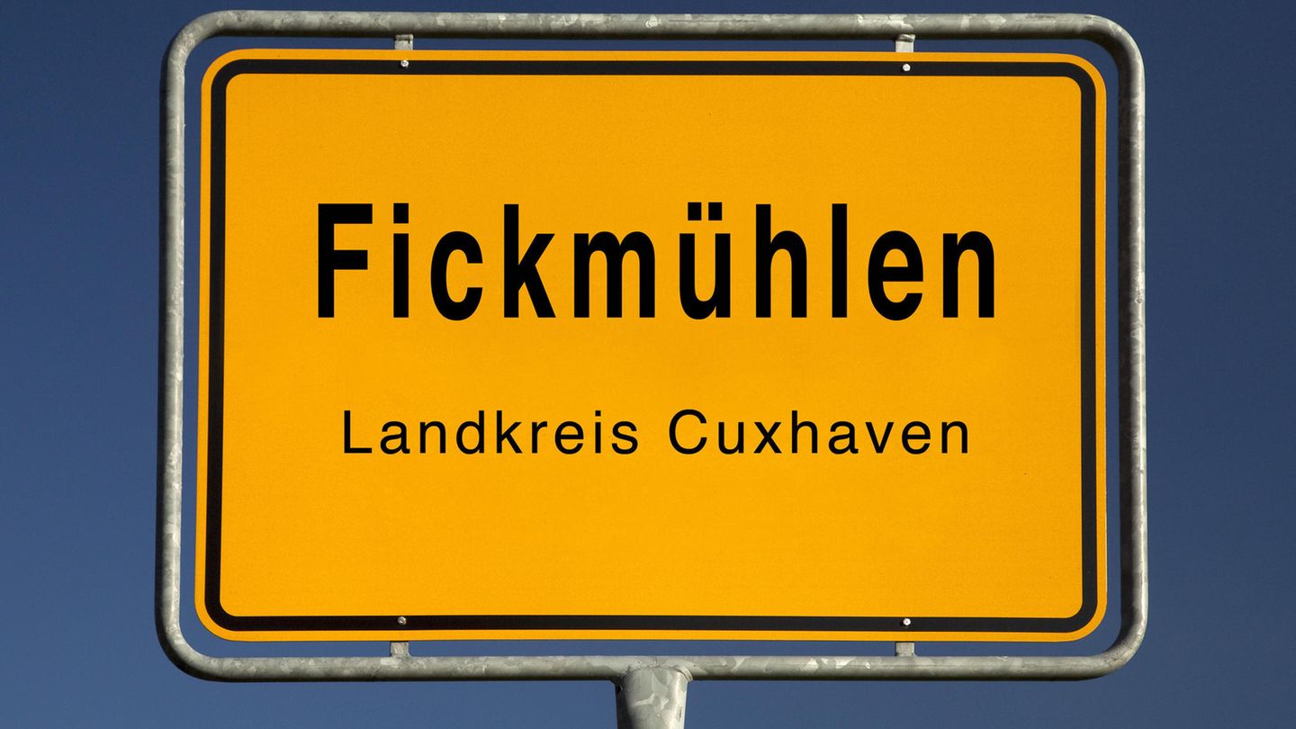 Das Ortsschild von Fickmühlen im Landkreis Cuxhaven in Schleswig-Holstein