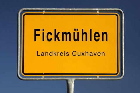 Das Ortsschild von Fickmühlen im Landkreis Cuxhaven in Schleswig-Holstein