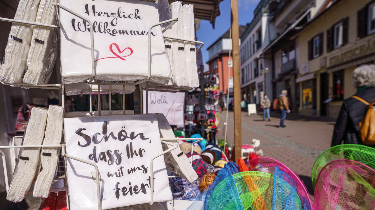 "Schön, dass Ihr mit uns feiert" steht auf Servietten in einem Verkaufsstand