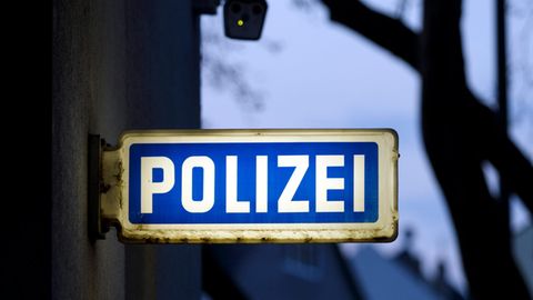 Ein Schild mit der Aufschrift "Polizei"