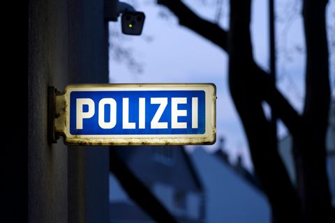 Ein Schild mit der Aufschrift "Polizei"