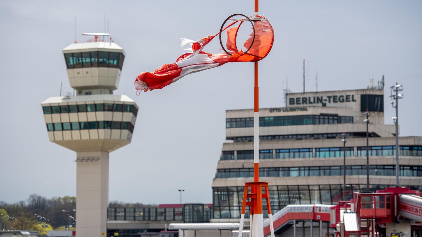 Wird seit einem halben Jahr nicht mehr angeflogen: Eine kaputte Windhose am Berliner Flughafen Tegel (TXL)
