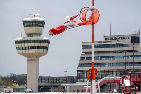 Wird seit einem halben Jahr nicht mehr angeflogen: Eine kaputte Windhose am Berliner Flughafen Tegel (TXL)