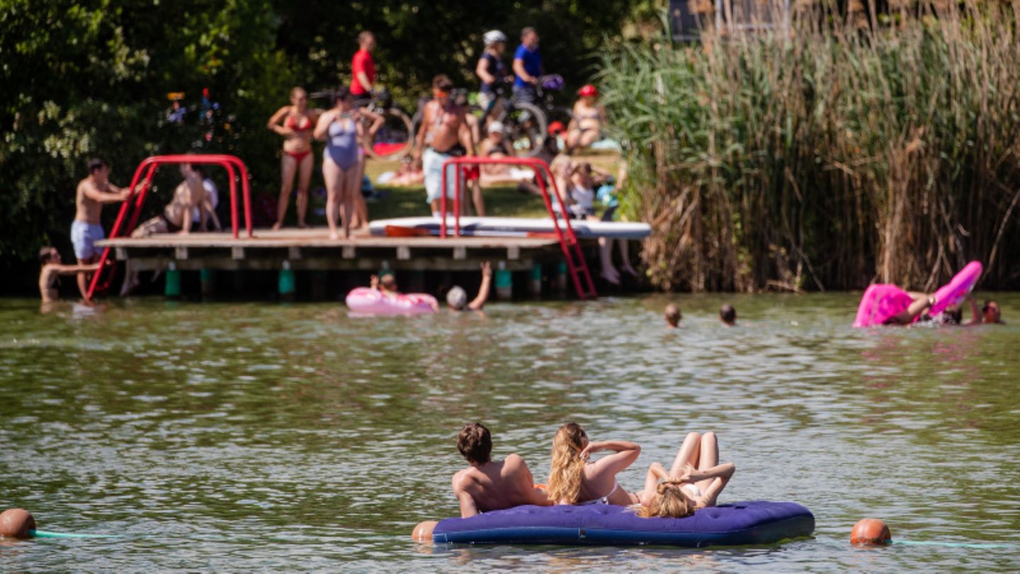 Junge Menschen baden im See