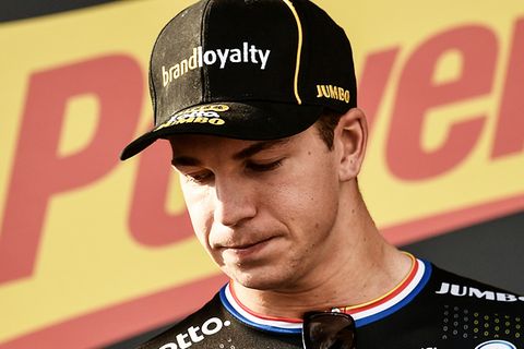 Dylan Groenewegen im Jahr 2018 auf dem Podium, nachdem er eine Etappe der Tour de France gewonnen hat