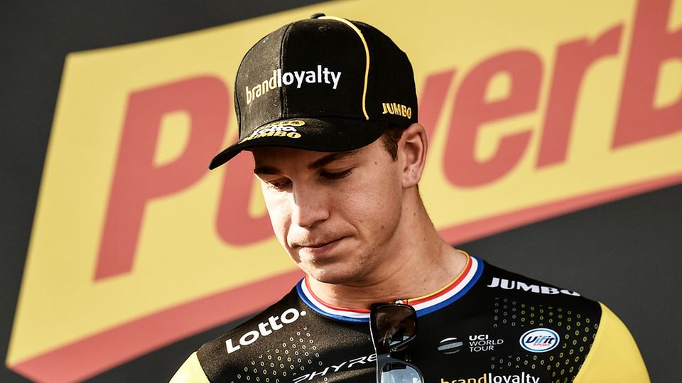Dylan Groenewegen im Jahr 2018 auf dem Podium, nachdem er eine Etappe der Tour de France gewonnen hat