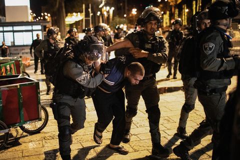 Israelische Sicherheitskräfte verhaften einen Mann