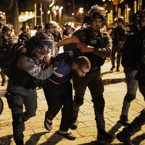 Israelische Sicherheitskräfte verhaften einen Mann