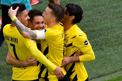 Fußballspieler in schwarz-gelben Trikots jubeln gemeinsam